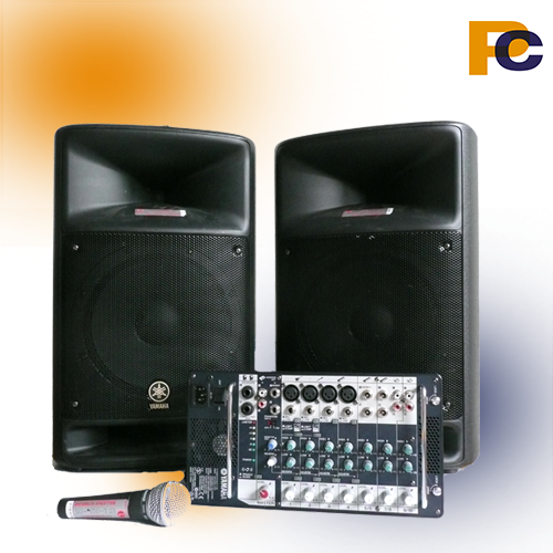 To sorte højtalere, en håndholdt mikrofon og et lydsystem.