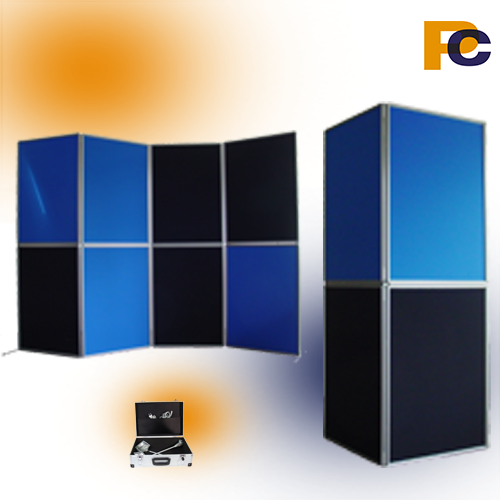 Udstillingsvæg i henholdsvis foldet og udfoldet format med fire hovedsektioner samt et lille billede af den tilhørende værktøjskasse.